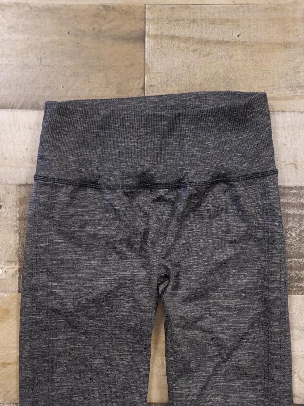 Lululemon Textured Leggings‎ Women’s Size 4 Gray Mid Rise Athletic 27